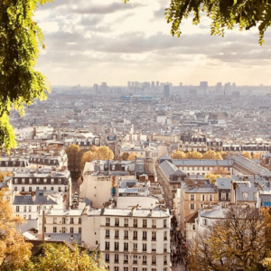 Vue depuis Montmartre sur Paris, illustrant la sensation de grands espaces en milieu urbain