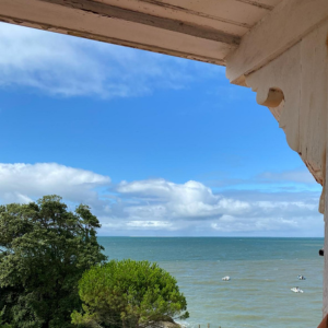 Vue sur la mer à partir d'un balcon