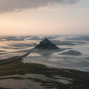 Mont-Saint-Michel – vue aérienne au lever du soleil