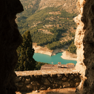 Les paysages de Provence illustrent parfaitement l’harmonie entre le patrimoine bâti et la nature environnante. Villages perchés, reliefs doux et végétation méditerranéenne composent un décor authentique façonné au fil du temps. Cette intégration respectueuse de l’homme dans son environnement incarne toute la richesse des paysages français et l’esprit des grands espaces valorisés par le Prix Littéraire des Grands Espaces.