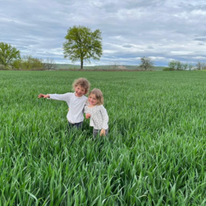 Enfants jouant dans un champ, immersion dans la nature et transmission des grands espaces