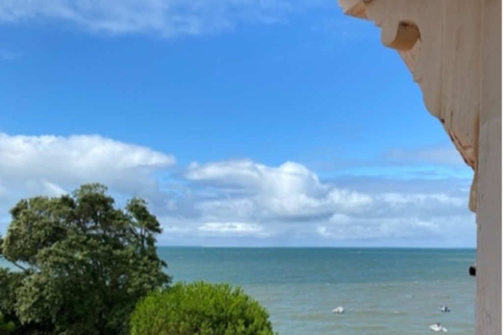Vue sur la mer à partir d'un balcon